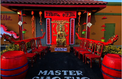 CỜ VÀNG BA SỌC ĐỎ BAY PHẤT PHỚI TRƯỚC CỔNG CHÙA