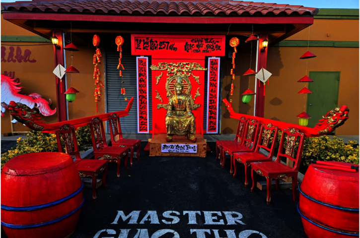 CỜ VÀNG BA SỌC ĐỎ BAY PHẤT PHỚI TRƯỚC CỔNG CHÙA